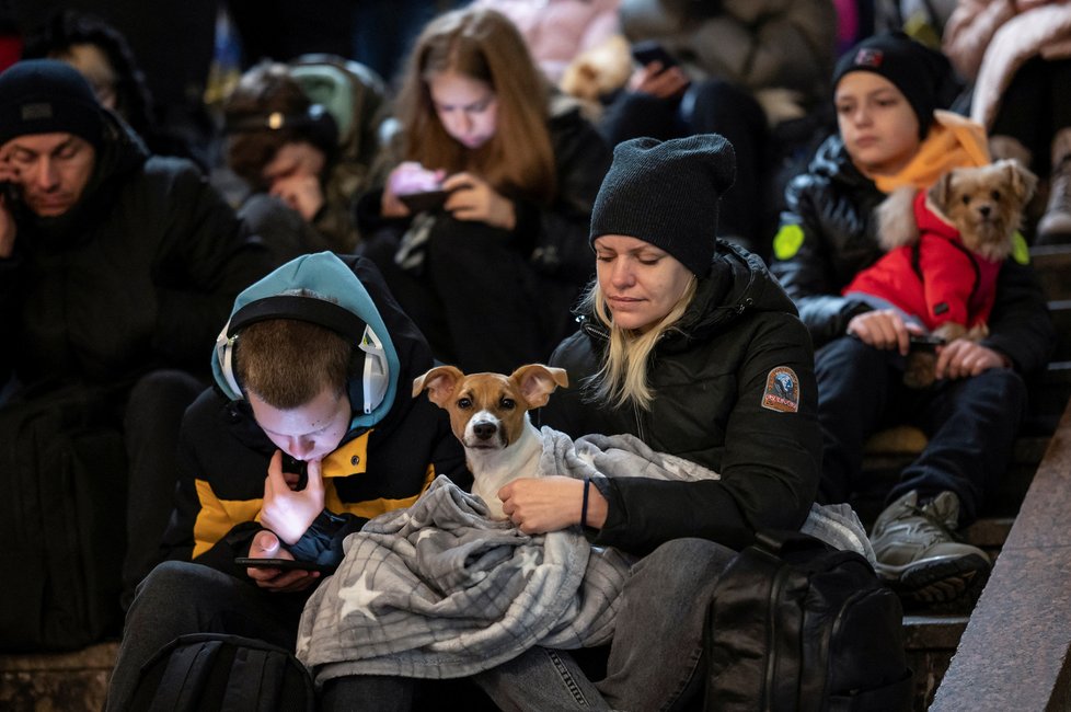 Kyjevané se opět musí schovávat v metru před ruskými údery (10. 2. 2023)