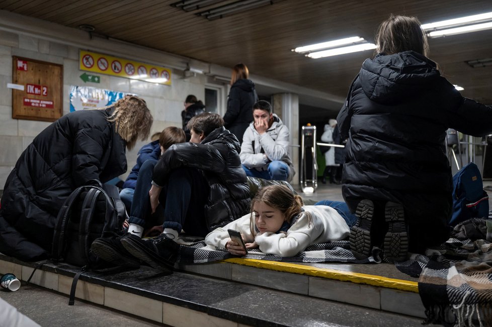 Kyjevané se opět musí schovávat v metru před ruskými údery (10. 2. 2023)