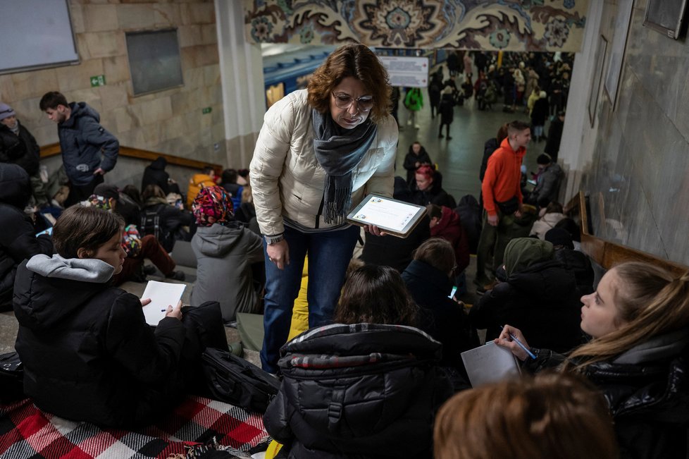 Kyjevané se opět musí schovávat v metru před ruskými údery