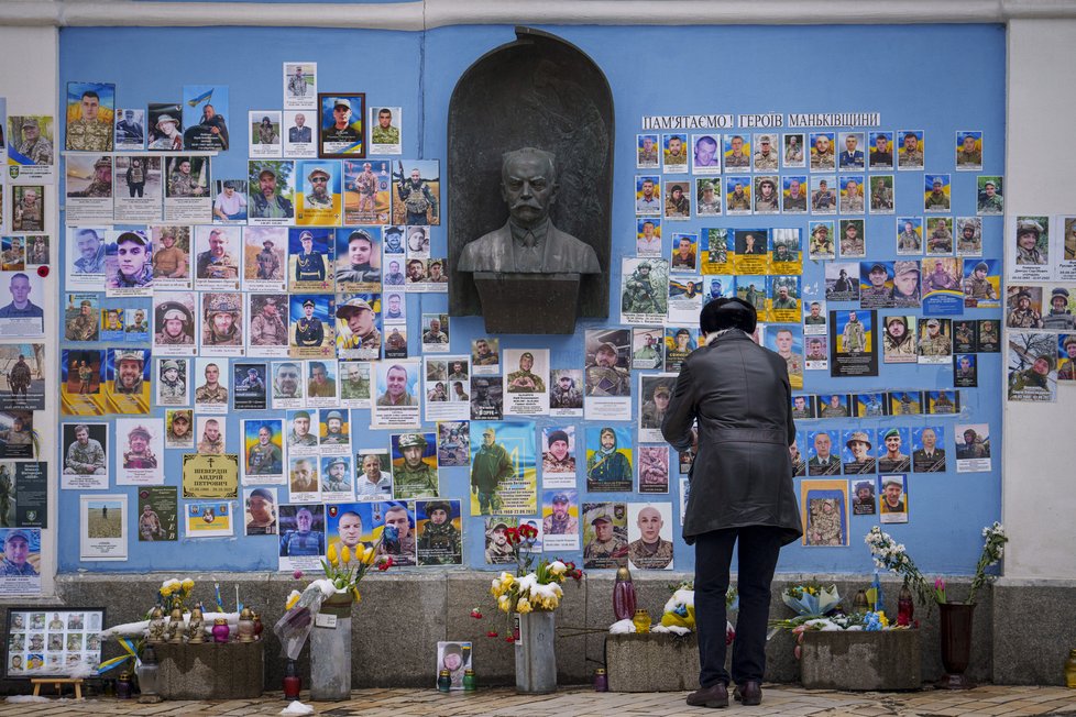 Pamětní zeď v Kyjevě. Na fotografiích jsou padlí ukrajinští vojáci.