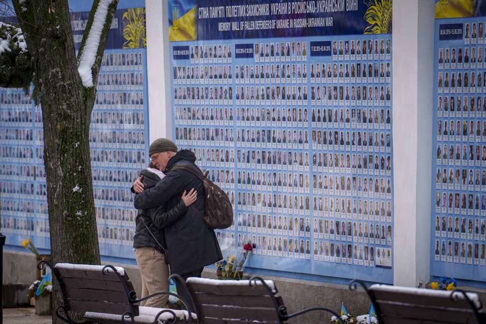 Pamětní zeď v Kyjevě. Na fotografiích jsou padlí ukrajinští vojáci (13. 3. 2024).