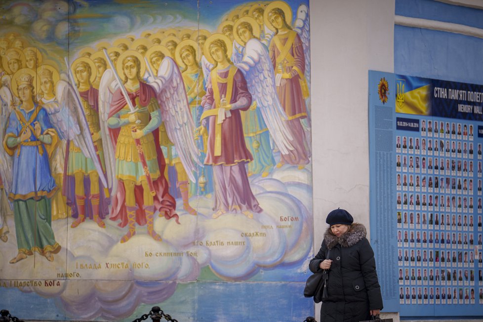 Pamětní zeď v Kyjevě. Na fotografiích jsou padlí ukrajinští vojáci (13. 3. 2024).