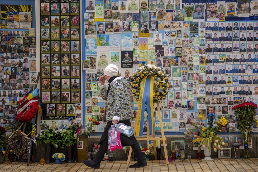 Pamětní zeď v Kyjevě. Na fotografiích jsou padlí ukrajinští vojáci.