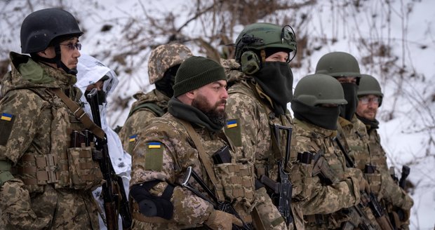 Ukrajince děsí plánovaná mobilizace. Ze země jich denně narychlo prchají tisíce