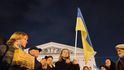 Demonstrace proti ruské invazi na Ukrajinu, Diana Berg uprostřed