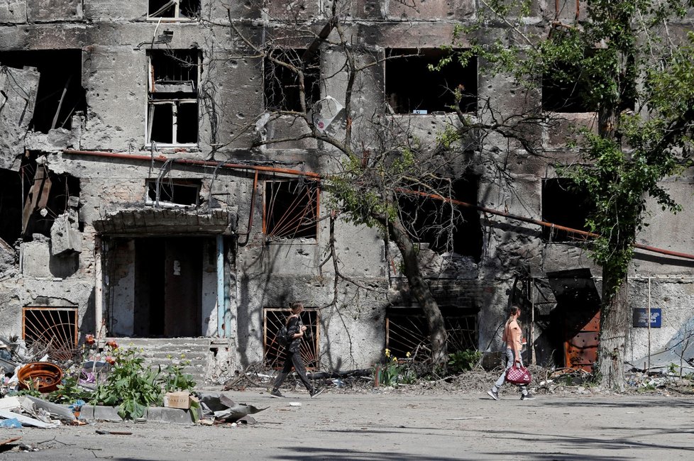 Zničená budova v Mariupolu. (29. 6. 2022)