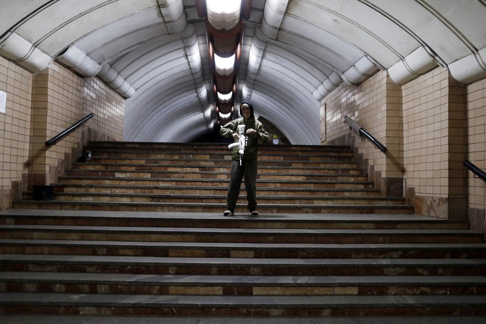 Válka na Ukrajině: Metro v Charkově se stalo místem pro úkryt, ale také pro vzdělávání (28.4.2022).