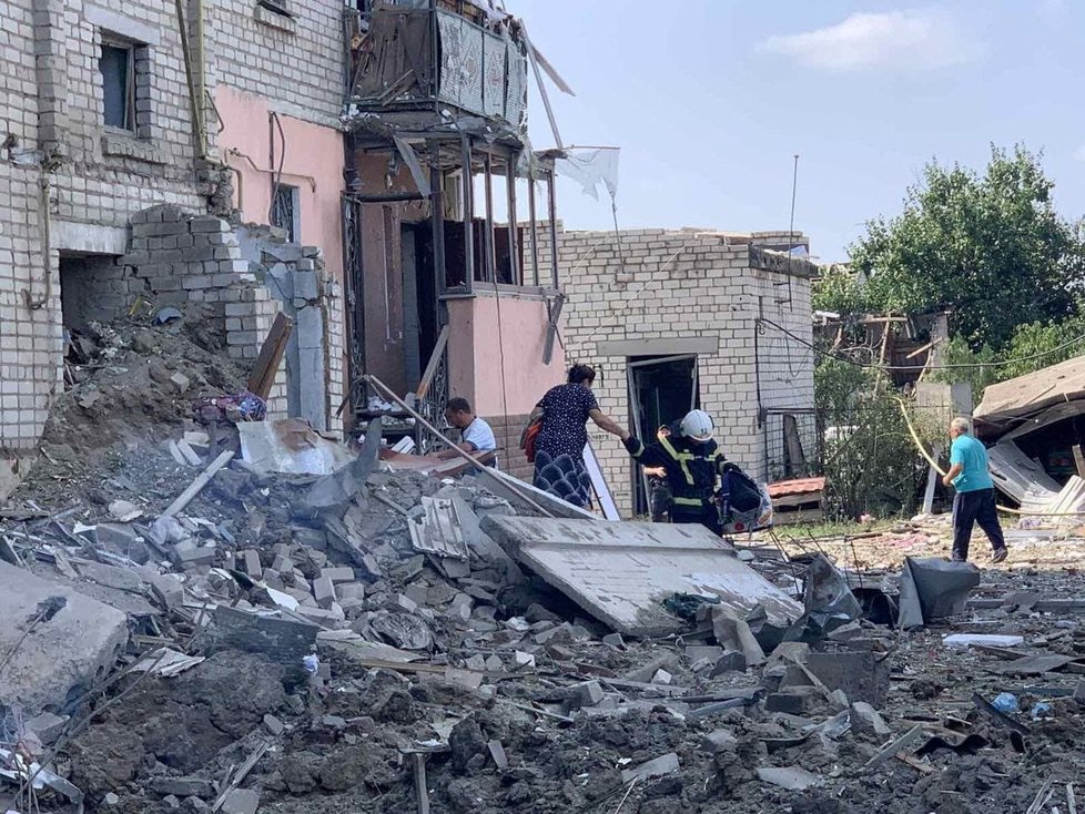 Zničený dům v Voznesensku v Mykolajivské oblasti (20. 8. 2022)