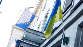 Ukrajinská vlajka na ministerstvu financí (24. 6. 2026)