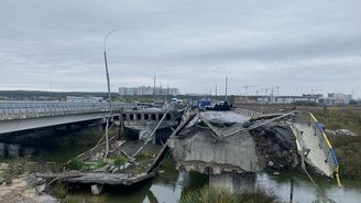 Most přes řeku Irpiň se stal symbolem utrpení ukrajinských civilistů. Vedle zničeného už ale stojí nový