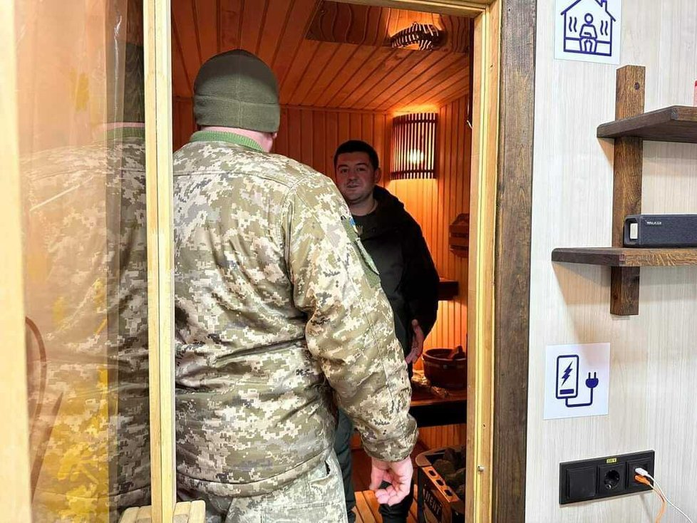 Speciální kamion přeměněný na lázně pro ukrajinské vojáky