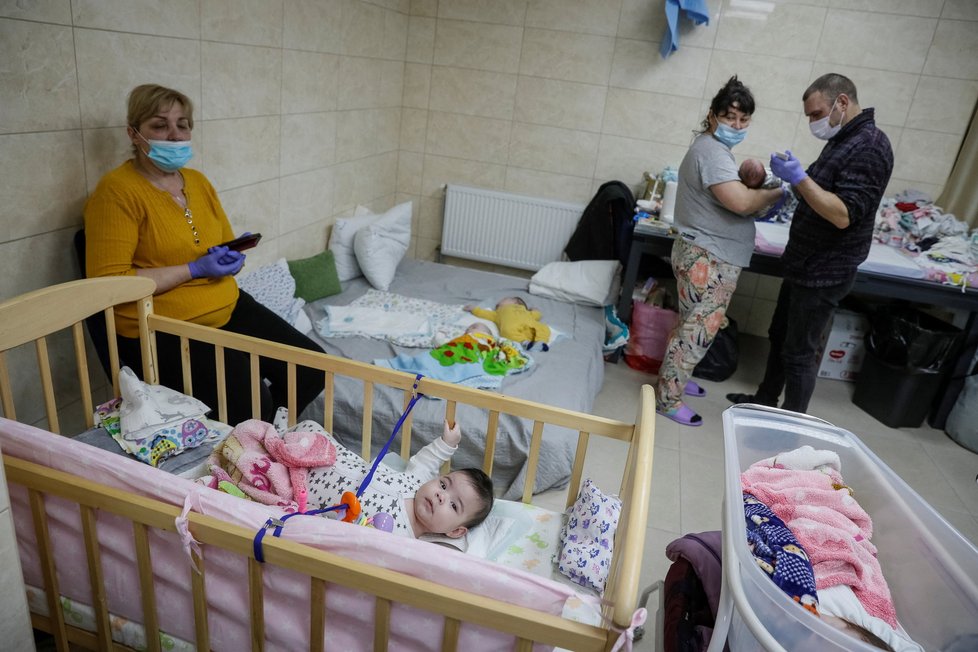 Sklep v Kyjevě, kde jsou ukryta miminka od náhradních matek.