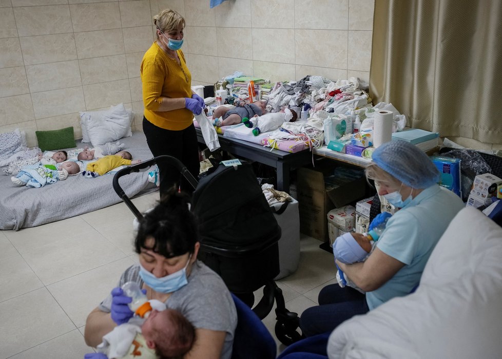Sklep v Kyjevě, kde jsou ukryta miminka od náhradních matek.