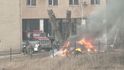 V Kyjevě jsou uniformovaní lidé viděni, jak házejí předměty do ohně před budovou rozvědky v prostorách jednotky ukrajinského ministerstva obrany