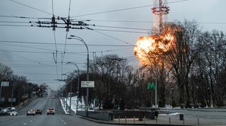Z Kyjeva byly podle médií hlášeny mohutné exploze. Moskva palbu potvrdila