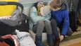 Uprchlíci z Ukrajiny odpočívají na nádraží v Przemyslu, Polsko