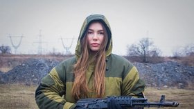 Ruská kráska (23) motivuje žoldáky k narukování do armády.