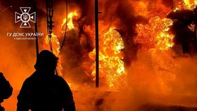 Požár po dopadu ruské rakety v ukrajinské Oděse