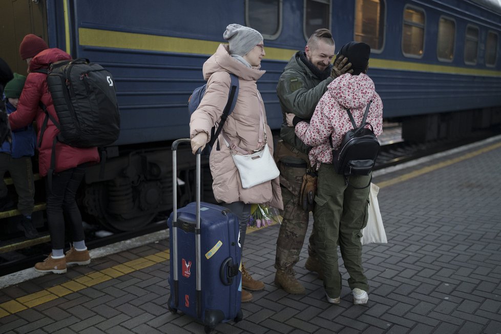 Ukrajinský voják se na Silvestra vítá v Kyjevě se ženou a dcerou, které uprchly před válkou na Slovensku (31.12.2022)