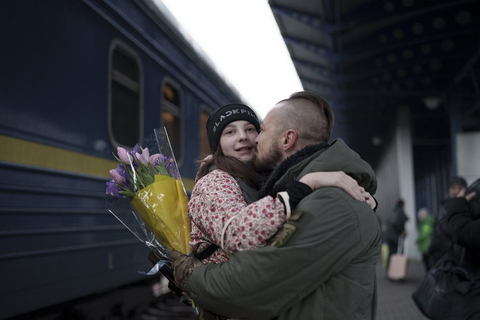 Ukrajinský voják se na Silvestra vítá v Kyjevě se ženou a dcerou, které uprchly před válkou na Slovensko (31.12.2022).