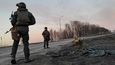 Příslušníci ukrajinských ozbrojených sil stojí u stativu, namontovaného raketového systému u Charkova