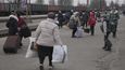 Lidé čekající na vlak směřující do Kyjeva se rozprostírali na nástupišti v Kostiantynivce, Doněcké oblasti, východní Ukrajině