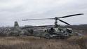 Ruská helikoptéra Ka-52 je viděna v terénu po vynuceném přistání u Kyjeva, Ukrajina