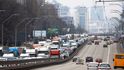 Obyvatelé opouštějící centrální Kyjev uvízli na dálnici v Kyjevě