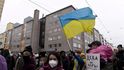 Před ruským velvyslanectvím v Helsinkách se koná demonstrace proti ruské invazi na Ukrajinu