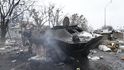 Kouř stoupá z poškozeného obrněného vozidla na kontrolním stanovišti v Brovarech u Kyjeva, Ukrajina