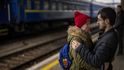 Pár se loučí u vlaku do Lvova na kyjevském nádraží, Ukrajina