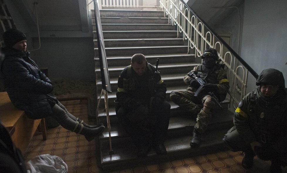 Unavení vojáci ukrajinské armády ve školní budově v Debaltseve