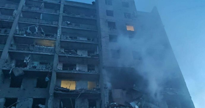 Nejméně 14 obětí má ruský útok na Oděsu. Rusové pálili i na rekreační centrum, kde zabili dítě