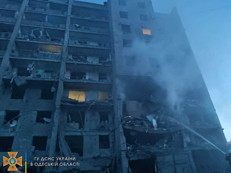 Rusové bombardovali a zničili obytný komplex v Oděse. Zahynulo mnoho lidí a desítky dalších jsou zraněny. (1. 6. 2022)
