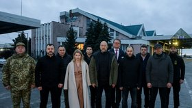 Skupina ukrajinských ministrů v čele s premiérem Denysem Šmyhalem na hranici s Polskem (23. 2. 2023)