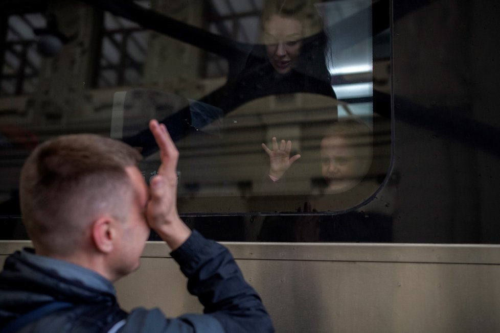 Ukrajinec Nicolai (41) se na nádraží ve Lvově loučí se svou dcerou Elinou (4) a manželkou Lolitou ve vlaku směřujícím do Polska. (15. 4. 2022)