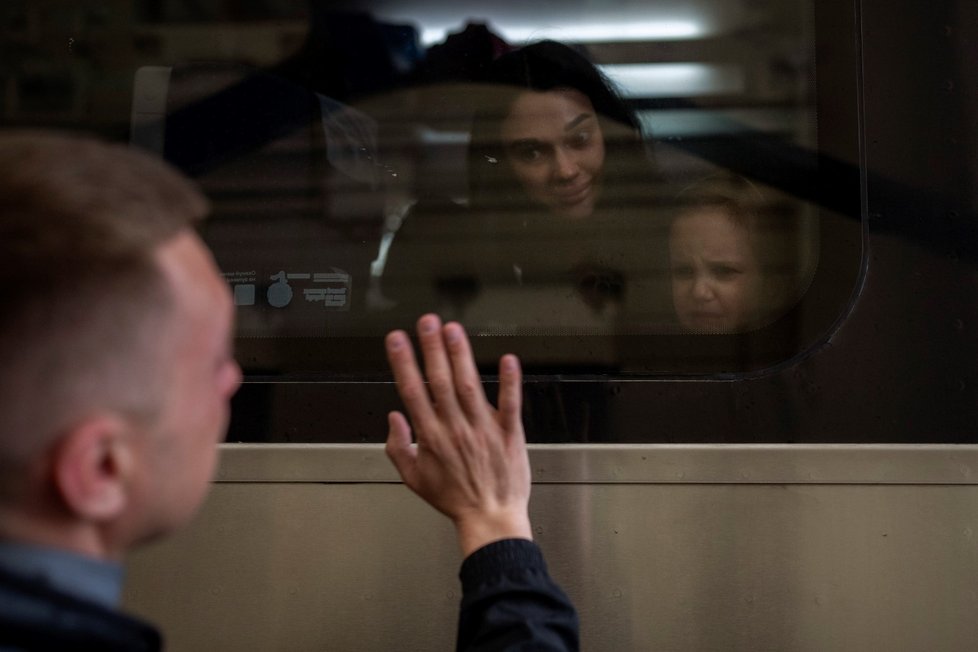 Ukrajinec Nicolai (41) se na nádraží ve Lvově loučí se svou dcerou Elinou (4) a manželkou Lolitou ve vlaku směřujícím do Polska. (15. 4. 2022)