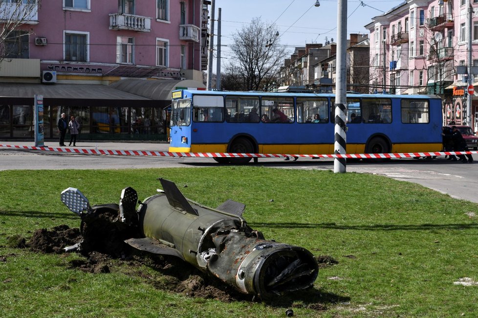 Válka na Ukrajině: Pozůstatky ruského bombardování v ukrajinských městech (10.5.2022)