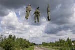 Figuríny ruských vojáků poblíž Charkovské oblasti