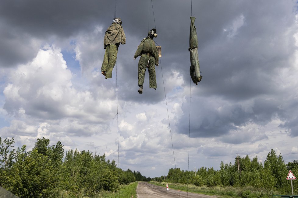Figuríny ruských vojáků poblíž Charkovské oblasti (25. 7. 2022)