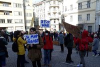 Putine, jsi vrah! Tisíce lidí demonstrovaly v Brně proti válce