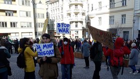 Putine, jsi vrah! Tisíce lidí demonstrovaly v Brně proti válce.
