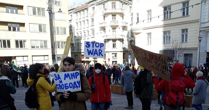 Putine, jsi vrah! Tisíce lidí demonstrovaly v Brně proti válce.
