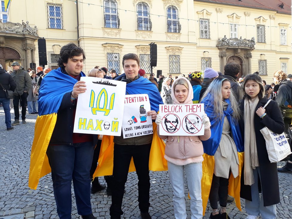 Mezi účastníky byly rodiny s dětmi, staříci o berlích, studenti i  Ukrajinci a Rusové, kteří invazi odsuzují.