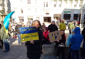 "Sláva Ukrajině! Zastavte zabíjení dětí!," stálo na transparentech na Dominikánském náměstí v Brně.