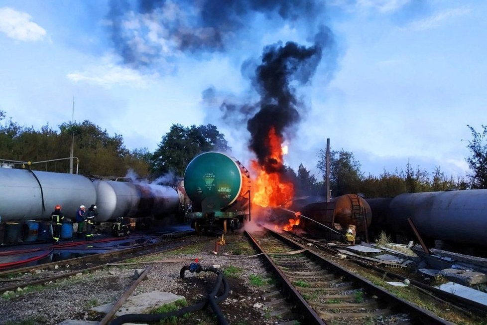 Požár ropného skladu v Doněcku (26. 7. 2022)