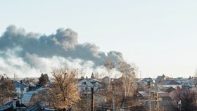 Útok ukrajinského dronu? Požár zásobníku ropy na letišti v ruském Kursku