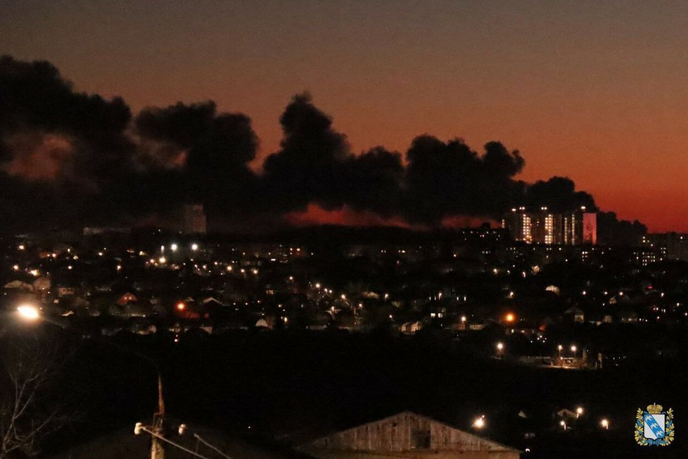 Útok ukrajinského dronu? Požár zásobníku ropy na letišti v ruském Kursku