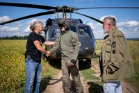 Dárek pro Putina: Češi Ukrajincům předali Čestmíra, složili se na vrtulník Black Hawk