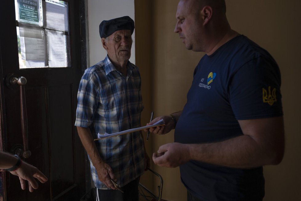 Čekatelé na humanitární pomoc v Kramatorsku (7. 7. 2022)